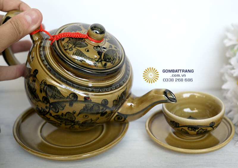 ​Bộ sản phẩm bao gồm đầy đủ các phụ kiện phục vụ cho việc pha trà và thưởng thức trà chuyên nghiệp