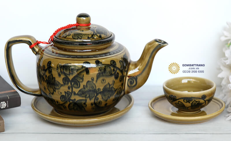 Bộ ấm chén trà Bát Tràng với họa tiết hoa sen mang ý nghĩa phong thủy tốt lành, giúp gia chủ gặp nhiều may mắn