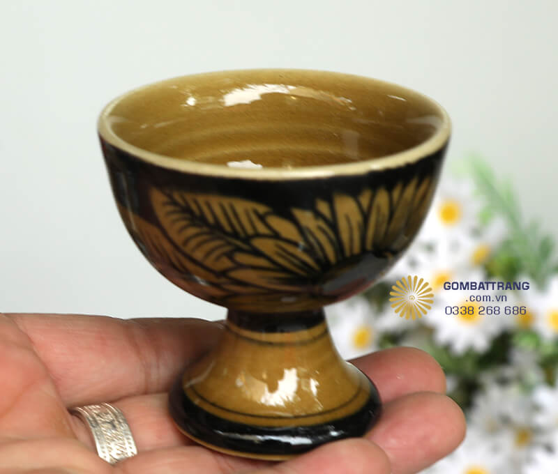 Bộ ấm chén sứ cao cấp này phù hợp để sử dụng trong gia đình, văn phòng hoặc làm vật trang trí trong không gian trà đạo chuyên nghiệp