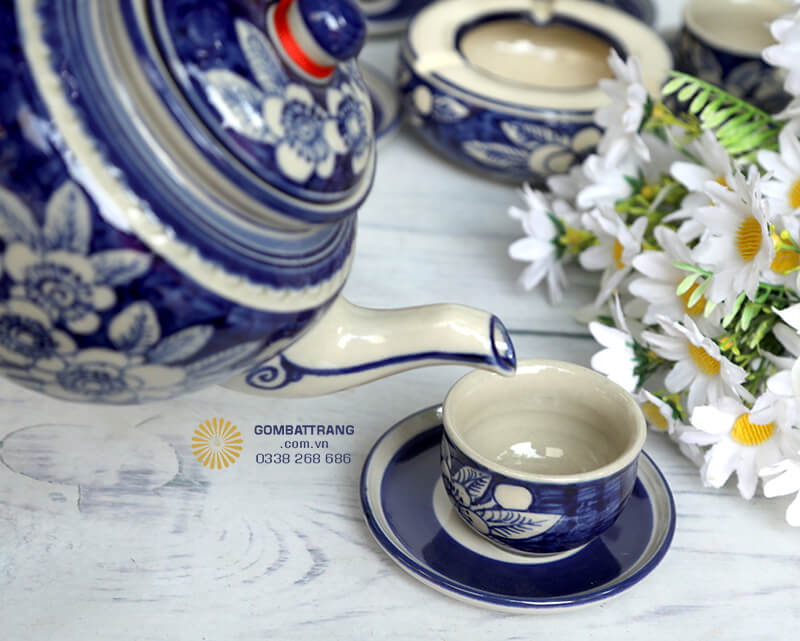 Họa tiết hoa đào vẽ tay&nbsp;bao quanh thân chén tạo điểm nhấn nghệ thuật