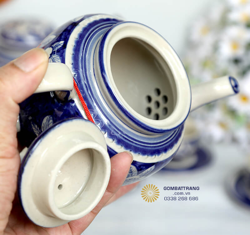 Thiết kế lỗ lọc trà hình tổ tò vò thông mình và tiện lợi khi rót trà