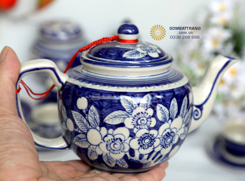 Ấm trà được thiết kế với dáng tròn đầy đặn, biểu tượng của sự sung túc và may mắn trong văn hóa phương Đông