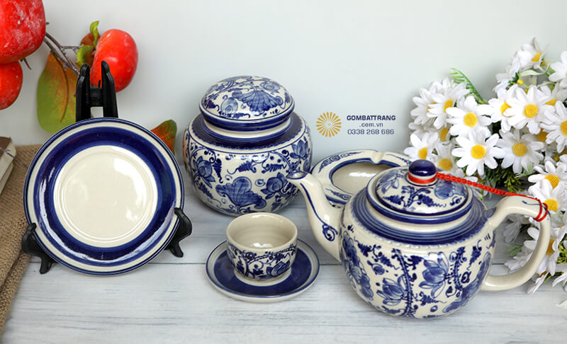 Bộ ấm chén pha trà được chế tác từ chất liệu gốm sứ cao cấp,&nbsp;đảm bảo độ cứng và bền bỉ theo thời gian