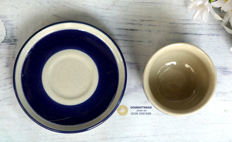 Bộ tách trà sang trọng không thể thiếu những chiếc đĩa lót được thiết kế đồng bộ với chén trà