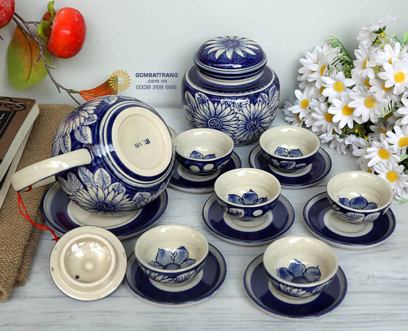 Lớp men bóng loáng giúp bộ ấm chén đẹp cao cấp dễ dàng vệ sinh, không bám bẩn hay ố vàng sau nhiều lần sử dụng