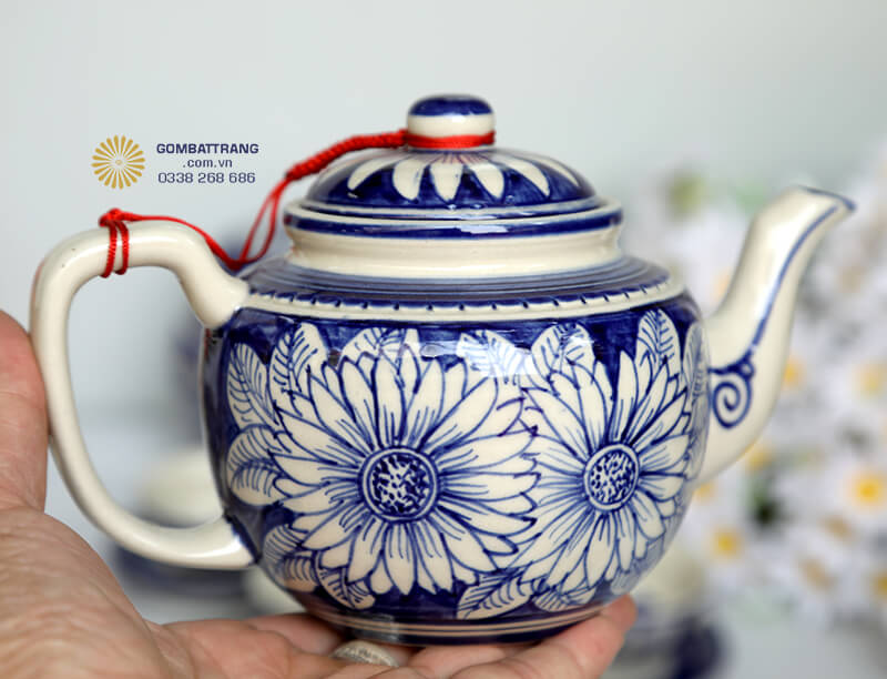 Tay cầm ấm uốn cong giúp dễ dàng cầm nắm và rót trà, vòi rót dài vừa phải, giúp kiểm soát dòng chảy khi rót trà vào chén