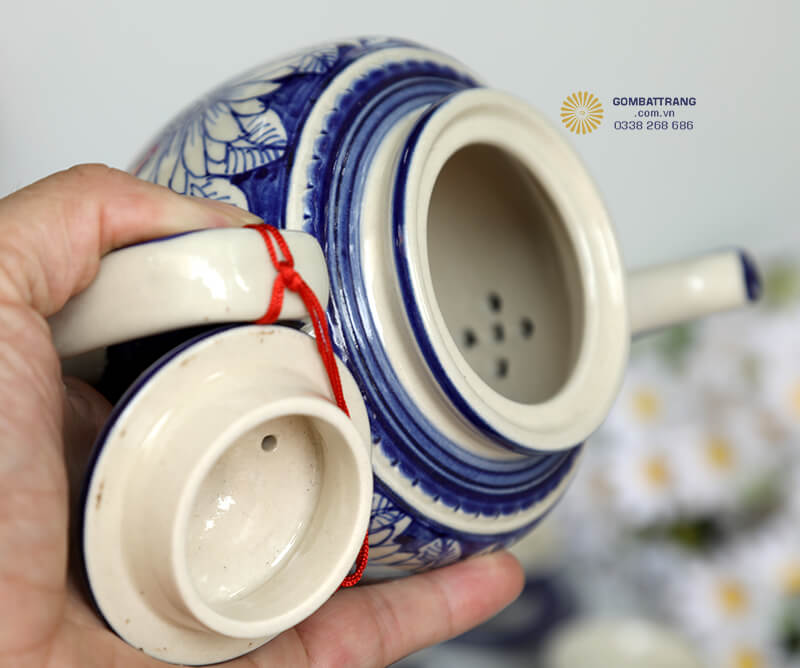 Bộ ấm chén sang trọng vẽ hoa cúc mang ý nghĩa phong thủy sâu sắc, mang lại năng lượng tích cực cho gia chủ