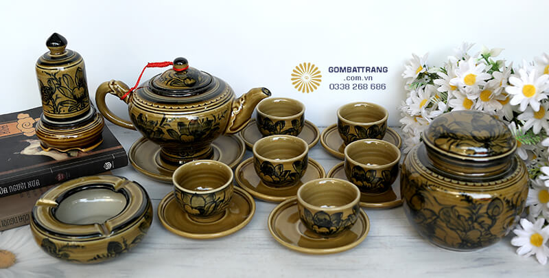 Ấm trà trong bộ ấm chén sứ cao cấp được chế tác từ gốm sứ cao cấp với tông màu nâu vàng ấm áp, sang trọng