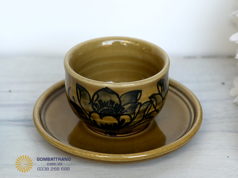 Kích thước vừa tay, thiết kế mỏng nhẹ tạo cảm giác sang trọng khi sử dụng