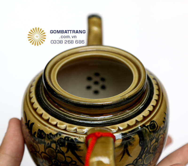 Chi tiết lỗ lọc trà hình tổ tò vò của bộ ấm chén