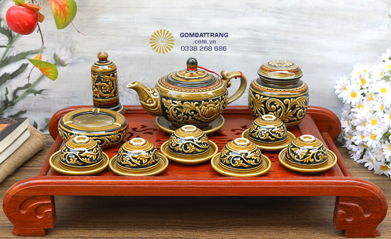 Họa tiết hoa mẫu đơn trên thân bộ ấm trà được chạm khắc nổi&nbsp;sống động, thể hiện sự phú quý và thịnh vượng trong phong thủy