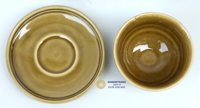 hành chén mỏng nhẹ nhưng chắc chắn, miệng chén được bo tròn mềm mại mang lại cảm giác êm ái khi chạm môi