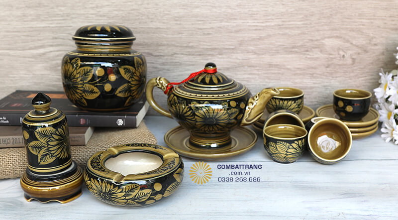 Bộ ấm chén&nbsp;bao gồm: 1 ấm trà, 6 chén kèm đĩa lót, 1 gạt tàn, 1 lọ đựng tăm và 1 lọ đựng trà - hoàn chỉnh cho không gian thưởng trà