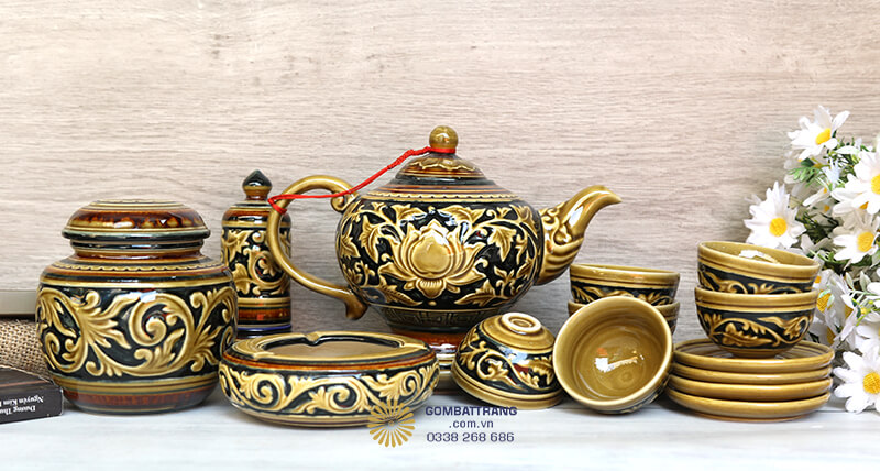 Bộ ấm chén Bát Tràng được chế tác từ gốm sứ cao cấp Bát Tràng, kết hợp kỹ thuật đắp nổi truyền thống
