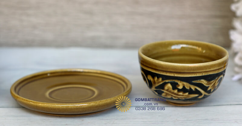 Đĩa lót chén thiết kế tròn phẳng với đường viền được chạm khắc họa tiết tinh xảo, tạo điểm nhấn sang trọng