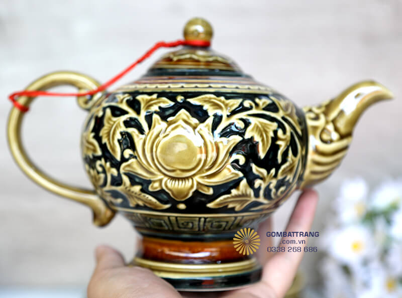 Toàn bộ bề mặt của ấm trà được trang trí họa tiết hoa sen đắp nổi tinh xảo, tỉ mỉ từng đường nét