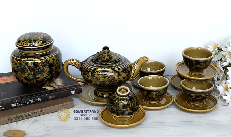 Bộ ấm chén cao cấp&nbsp;được chế tác từ gốm sứ Bát Tràng cao cấp với tông màu nâu vàng ấm áp, tạo cảm giác sang trọng và quý phái