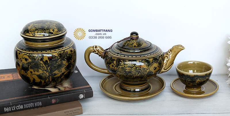 Màu vàng nâu của bộ ấm trà hợp với mệnh Thổ và Kim, mang lại sự ổn định và thịnh vượng