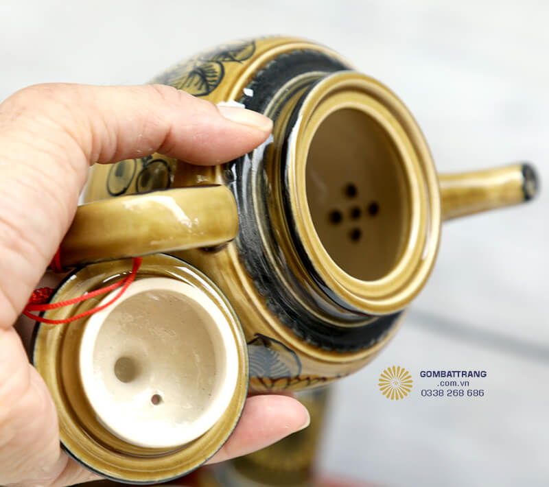 Nắp ấm được thiết kế khít khao với núm cầm tròn bóng, vừa tiện dụng vừa đẹp mắt, giúp giữ nhiệt cho trà tốt nhất