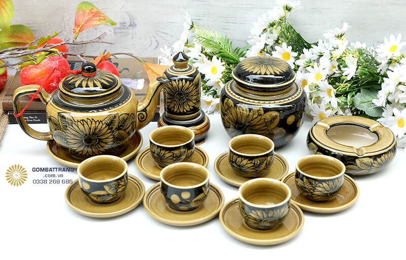 Họa tiết hoa cúc được vẽ khéo léo quanh thân chén, với những đường nét mềm mại, tự nhiên