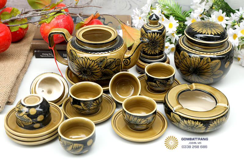 Lớp men được phủ đều và bóng mịn, tạo độ bền cao và bảo vệ họa tiết lâu dài không phai màu