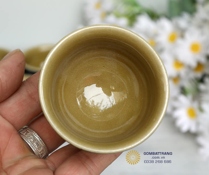 Cận cảnh trong lòng chén với lớp men mịn màng bóng loáng