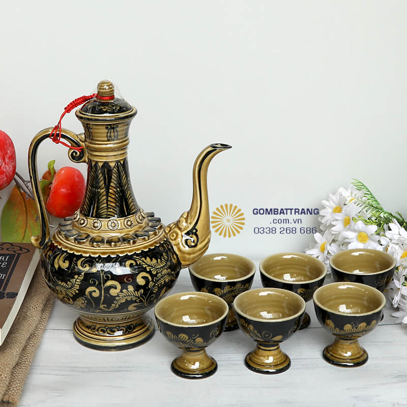 Bộ ấm chén là sự kết hợp hoàn hảo giữa chất liệu gốm sứ cao cấp và kỹ thuật trang trí thủ công tỉ mỉ