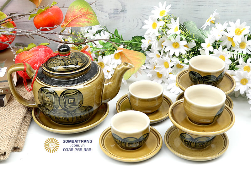 Bộ ấm chén pha trà đạo này có vòi rót cong mềm mại, tay cầm chắc chắn và nắp ấm thiết kế tinh xảo