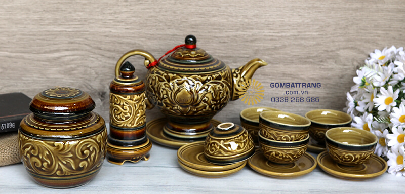 Bộ bình trà Bát Tràng&nbsp;được trang trí bởi họa tiết hoa sen đắp nổi tinh xảo, nổi bật trên nền màu&nbsp;nâu