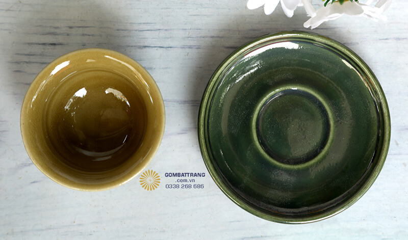 Bề mặt đĩa lót được phủ men xanh lá bóng bẩy, dễ dàng vệ sinh và bảo quản sau mỗi lần sử dụng