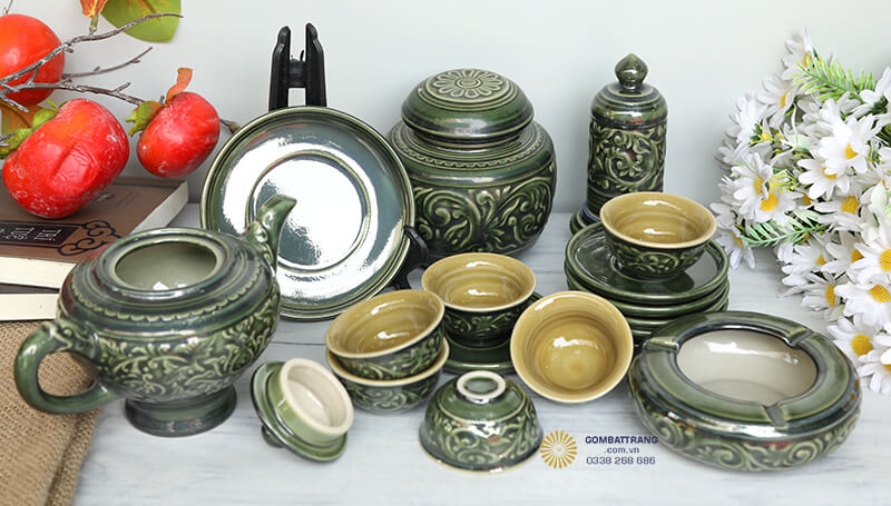 Họa tiết hoa sen được chạm nổi tỉ mỉ trên toàn bộ bộ chén uống trà đẹp mang ý nghĩa phong thủy vô cùng sâu sắc