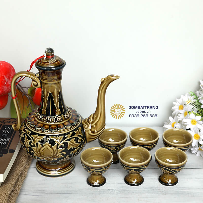 Bộ ấm chén sứ cao cấp này được chế tác từ gốm sứ Bát Tràng chất lượng cao