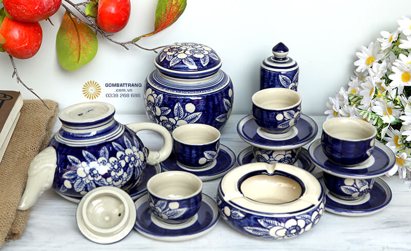 Mỗi chiếc chén đều được kèm theo đĩa lót có viền xanh lam đậm, tạo điểm nhấn cho bộ ấm chén trà bát tràng