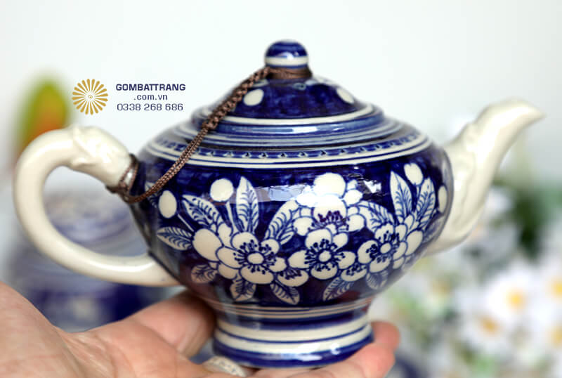 Sắc xanh lam đặc trưng của bộ tách trà sang trọng tạo nên vẻ đẹp cổ điển, thanh lịch và đầy quyến rũ