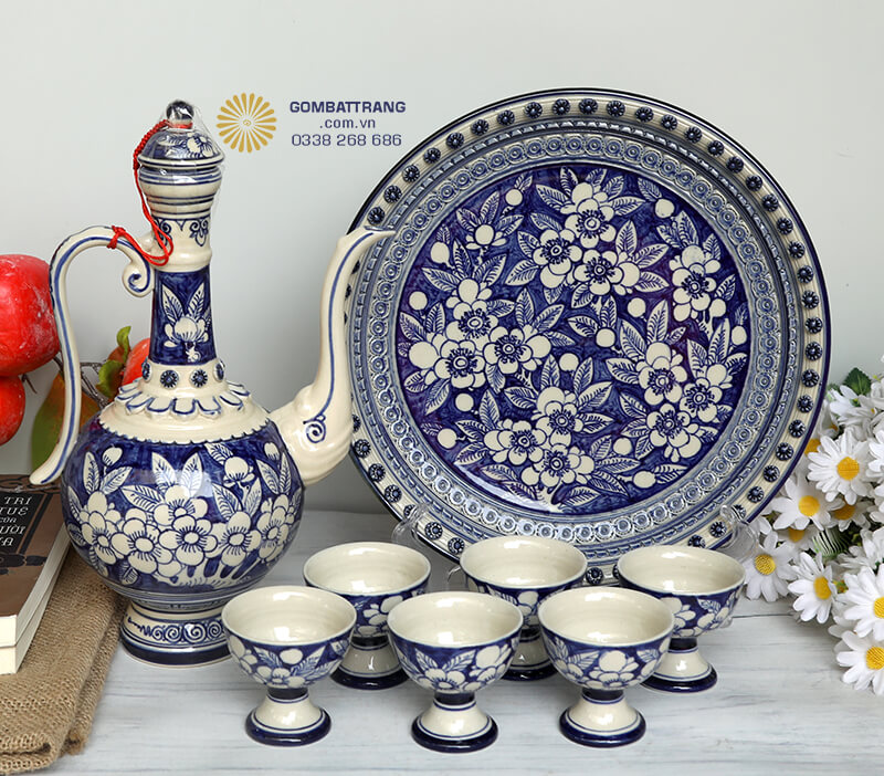 Vòi rót cong mềm mại cùng quai cầm uốn lượn uyển chuyển giúp thao tác rót trà trở nên nhẹ nhàng và duyên dáng