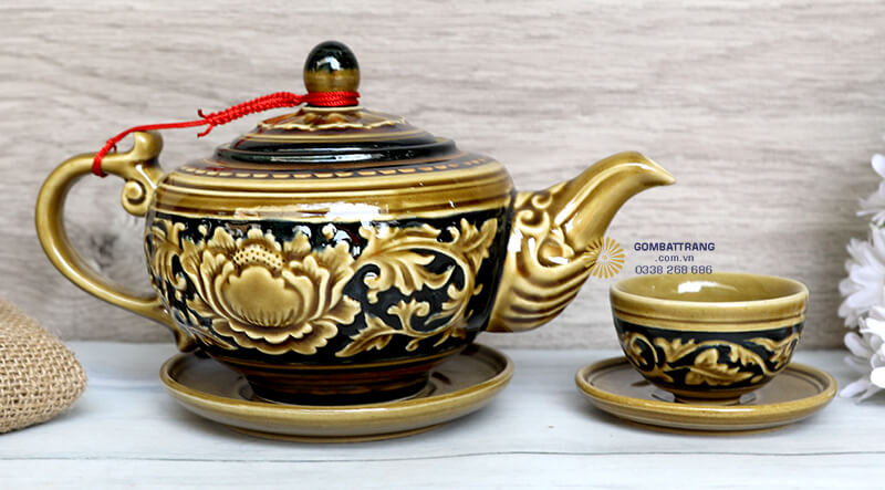 Họa tiết hoa mẫu đơn được khắc nổi trên bề mặt gốm với kỹ thuật chạm trổ truyền thống của làng nghề Bát Tràng