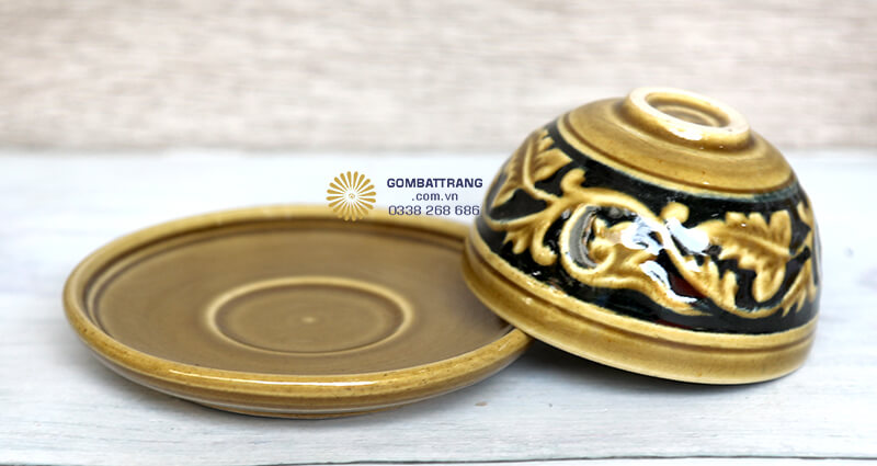 Họa tiết hoa mẫu đơn tiếp tục được thể hiện tinh tế trên bề mặt các phụ kiện của bộ ấm chén