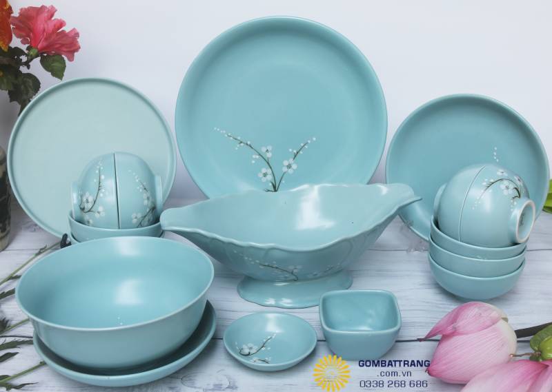 Set bát đĩa men xanh hoa mai – Tạo điểm nhấn tinh tế, vừa hiện đại vừa truyền thống, phù hợp cho cả bàn ăn và mâm cúng.
