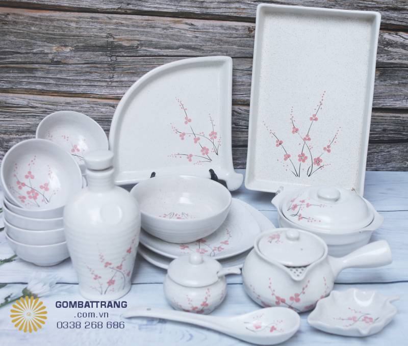 Bộ bát đĩa Bát Tràng hoa đào men trắng – thiết kế đồng bộ, sang trọng và tinh tế, giúp bàn ăn gia đình thêm phần ấm cúng và chỉn chu.
