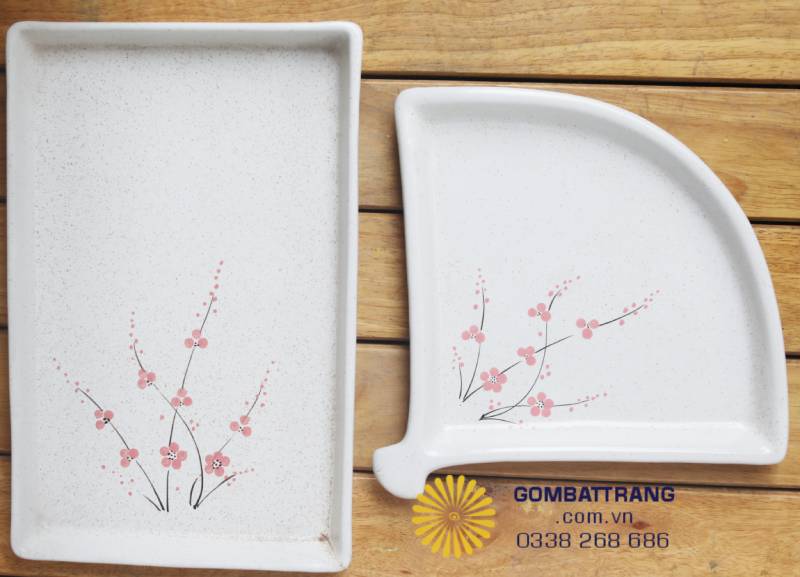 Đĩa chữ nhật cao cấp – đường men láng mịn, kiểu dáng thanh thoát, phù hợp bày sushi, nem cuốn hay món nướng hiện đại. Đĩa góc tiện dụng – thiết kế độc đáo, tiết kiệm không gian bàn ăn, dùng cho món chiên, cá kho hay thức ăn nhiều nước sốt.