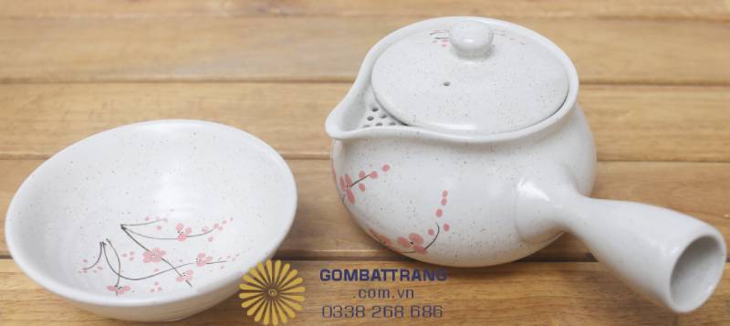 Bộ đồ ăn gốm sứ thủ công – được chế tác tỉ mỉ bởi nghệ nhân làng nghề Bát Tràng, kết hợp hài hòa giữa công năng, thẩm mỹ và giá trị văn hóa.