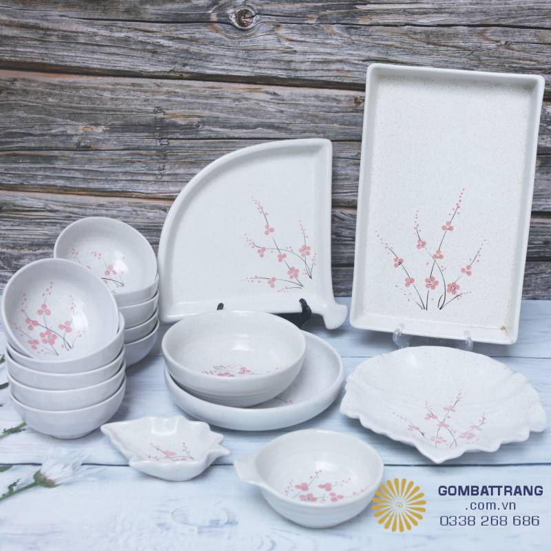 Set bát đĩa đủ món Bát Tràng cao cấp – bao gồm bát cơm, bát tô, đĩa tròn, đĩa chữ nhật, đĩa góc, thố và phụ kiện đi kèm, đáp ứng trọn vẹn nhu cầu sử dụng hằng ngày và khi tiếp khách.