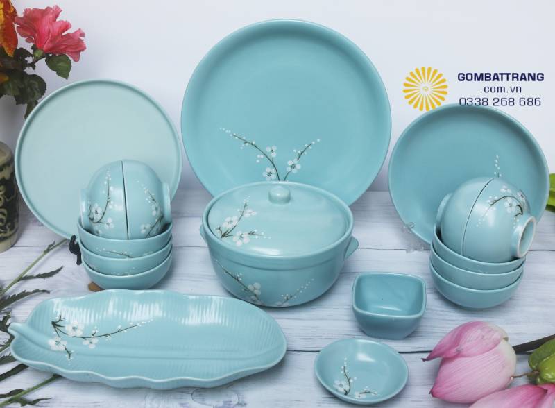 Nồi gốm có nắp và bát tô men xanh thanh khiết, vừa giữ nhiệt tốt vừa tạo điểm nhấn tinh tế trong không gian bếp.