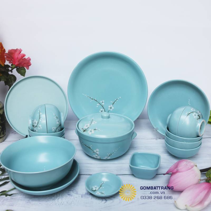 Ảnh 1 – Bộ sản phẩm tổng thể Bộ bát đĩa Bát Tràng men xanh ngọc hoa mai, thiết kế đồng bộ đầy đủ, mang đến sự sang trọng cho cả bàn ăn và mâm cúng.