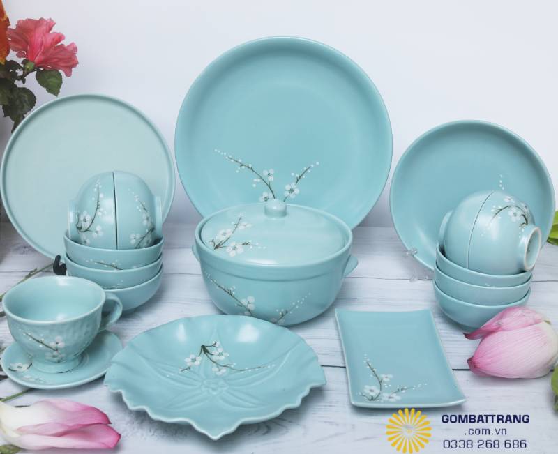 Điểm nhấn của bộ sản phẩm nằm ở chiếc nồi gốm có nắp, giữ nhiệt hoàn hảo và tô điểm bằng hoa mai tinh xảo, giúp mâm cơm thêm chỉn chu và sang trọng.