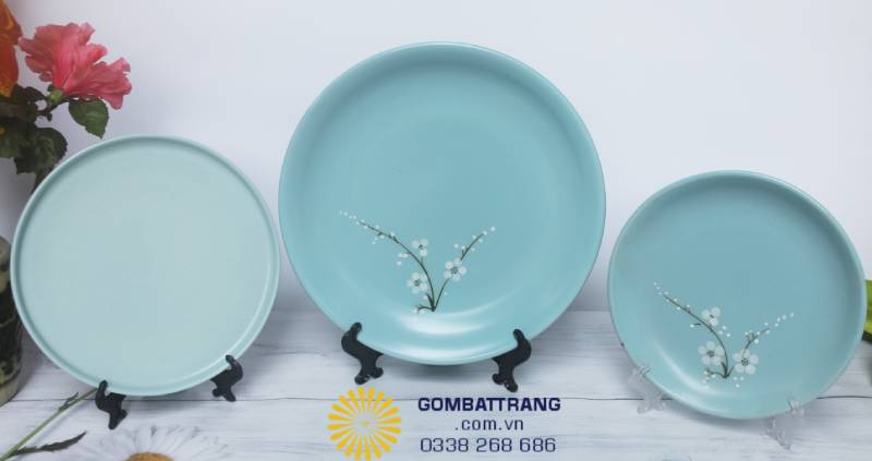 Đĩa tròn với hoa mai trắng ở chính giữa mang tính biểu tượng cho sự sum vầy, đồng thời là lựa chọn lý tưởng để bày biện các món ăn truyền thống và hiện đại.