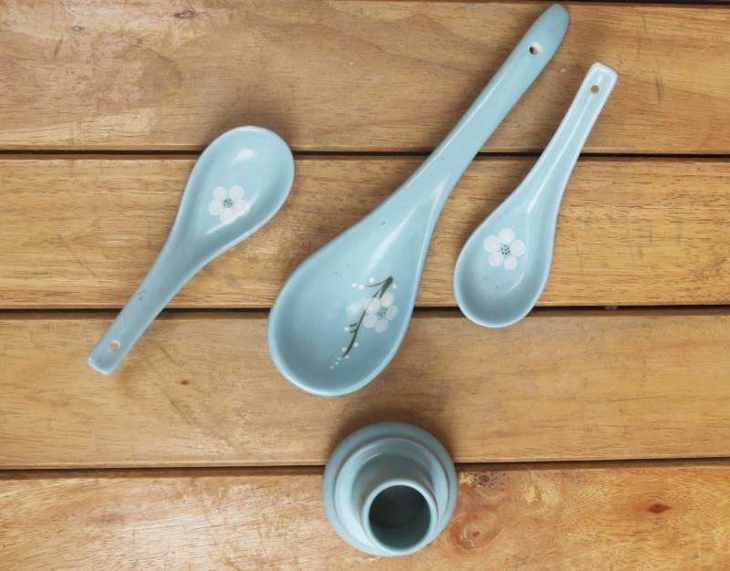 Không chỉ dừng ở bát và đĩa, bộ muỗng gốm Bát Tràng men xanh ngọc còn đem lại sự đồng bộ, vừa an toàn cho sức khỏe vừa tinh tế trong từng chi tiết nhỏ nhất.
