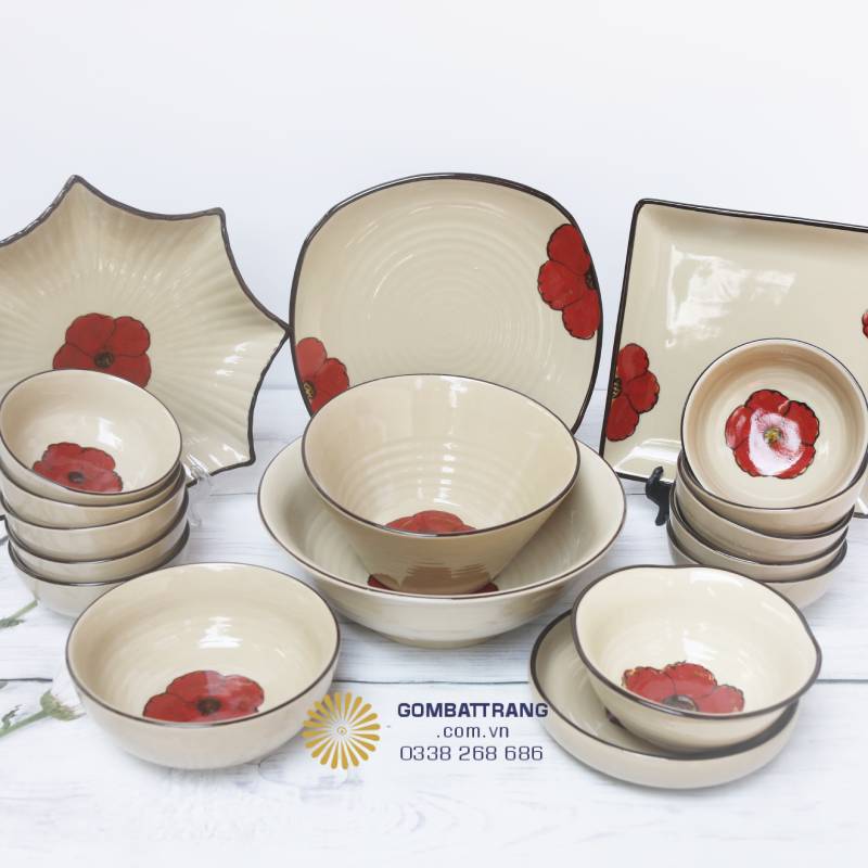 ộ bát đĩa gốm sứ Bát Tràng hoa đỏ đầy đủ món – từ bát cơm, tô canh đến đĩa lớn nhỏ – giúp bữa cơm gia đình thêm ấm cúng và trọn vẹn hương vị.