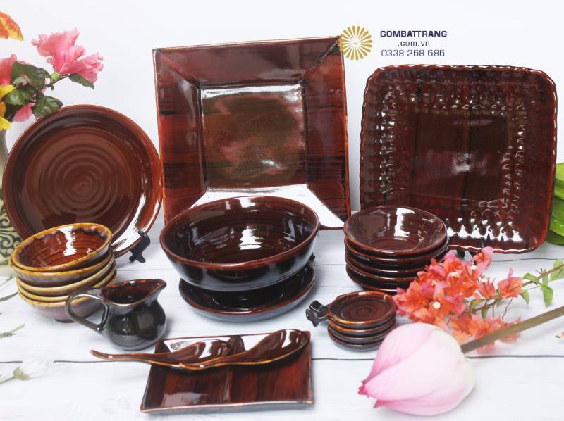 Set đĩa vuông, đĩa tròn và bát nhỏ gốm Bát Tràng, men đỏ nâu bóng mịn, tạo điểm nhấn cho bàn ăn.