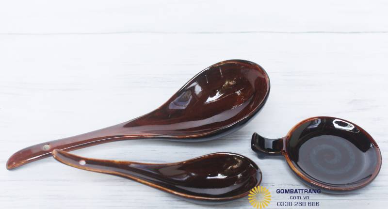 Muỗng gốm sứ Bát Tràng men nâu đỏ kèm bát nhỏ tiện dụng, thiết kế thủ công, bền đẹp và an toàn.